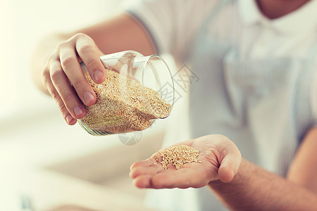 男性清空罐子加quinoa谷物粮食美食饮食棕榈食物男人麸质种子营养图片