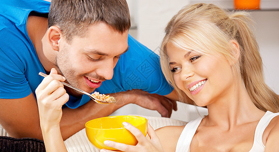 在家幸福的情侣饮食女性恋人伙伴微笑妻子快乐男人谷物食物图片