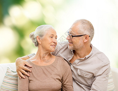 在家沙发上拥抱幸福的老年情侣祖母女士快乐丈夫闲暇生物微笑妻子祖父生态背景图片