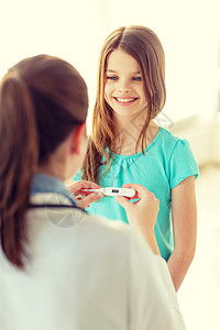 具有儿童体温测量器的女医生保健检查医院专家考试青少年温度计诊断家庭儿科图片
