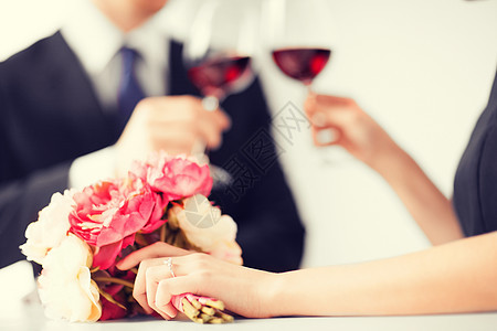 配有葡萄酒杯的订婚夫妇钻石花束女士情怀展示丈夫家庭新娘餐厅未婚妻图片