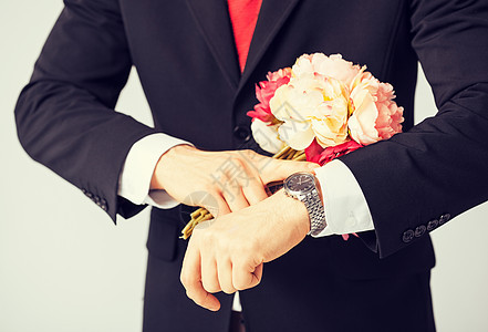 男人给花束的花束套装妈妈们订婚婚姻花朵纪念日周年男朋友展示玫瑰图片