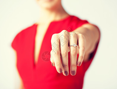 女人手握着结婚戒指手指妻子情怀家庭婚姻纪念日订婚新娘钻石礼物图片