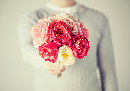 男人给花束的花束花店婚姻丈夫花朵玫瑰问候语妈妈们新娘男朋友农村图片