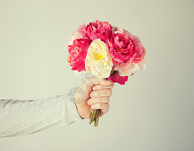 男人的手伸出花束花店丈夫服务新娘礼物婚礼男朋友园丁送货周年图片
