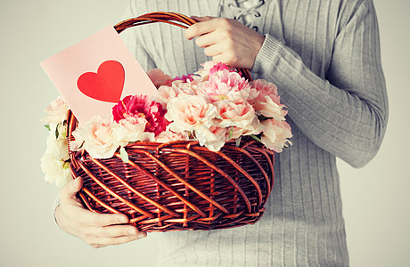 男人拿着满篮子的鲜花和明信片园丁丈夫园艺妈妈们柳条花束邀请函服务导游生日图片