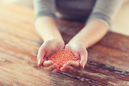 女性举起手来 用quinoa和QINOOA结交食物种子房子粮食豆类纤维文化棕榈杯状农业图片