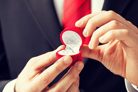 男子结婚戒指和礼品盒情怀展示首饰套装石头新娘订婚婚姻庆典未婚妻图片