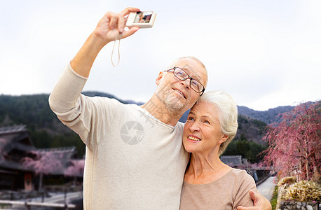 高龄夫妇 在亚裔村庄上空有照相机图片