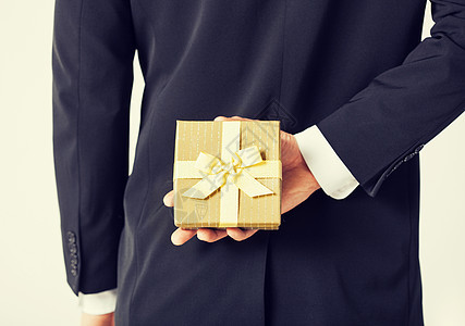 手持礼品盒的男子庆典纪念日包装首饰男性展示盒子珠宝惊喜生日图片