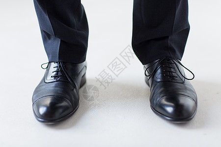 穿著优雅的鞋子 带著鞋带 紧合人腿衣柜服装办公室正装人士蕾丝黑色商务齿轮靴子图片