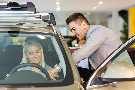 在汽车展或沙龙的汽车经销商交易测试发动机司机快乐商业男人拉丁服务驾驶图片