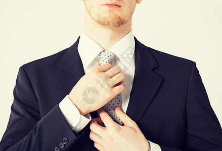 男人调整他的领带套装衣服婚礼父亲庆典周年工人丈夫脖子老板背景图片