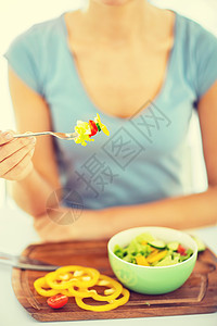 手握蔬菜叉子的女子烹饪早餐饮食女孩厨房食物营养损失沙拉女性图片