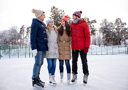 快乐的朋友们在户外溜冰衣服季节娱乐冰鞋女性溜冰鞋夫妻青少年女孩们活动图片