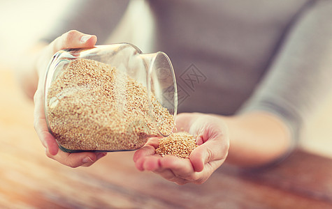 女性空的罐子加奎诺阿营养纤维饮食粮食谷物玻璃厨房食物棕榈种子图片