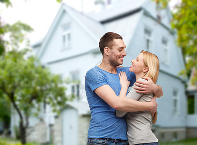 在家庭背景上拥抱着微笑的情侣建筑抵押保险贷款拉丁妻子住房幸福丈夫投资图片