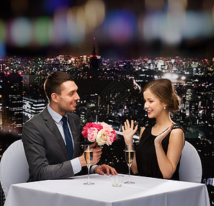 给女人送花束给男人微笑的男人女士生日订婚玫瑰餐厅男朋友眼镜牡丹家庭周年图片