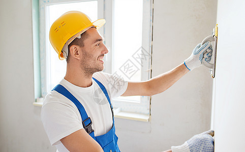 室内装有磨研工具的微笑建筑工画家装修职业男人男性工作泥水匠专业人员快乐房间图片