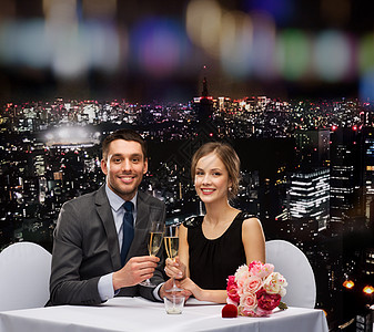 一对夫妇在餐厅 喝香槟的杯子奢华牡丹女士男人丈夫妻子微笑盒子玫瑰眼镜图片