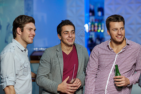 一群在夜总会喝啤酒的男性朋友闲暇酒精朋友们团体拉丁娱乐夜店享受微笑啤酒图片