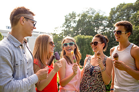 一群带着冰淇淋的笑笑朋友校园团队喜悦会议太阳镜男人茶点情侣朋友们公园图片