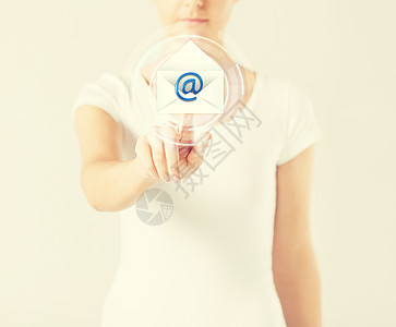 女性用电子邮件图标按下虚拟按钮流行音乐触摸屏女孩衬衫信封上网传感器窗口手指屏幕图片