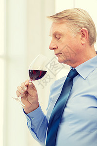 闻着红酒味的老年男子专家饮料酒精侍酒师地窖玻璃餐厅检查男人测试图片