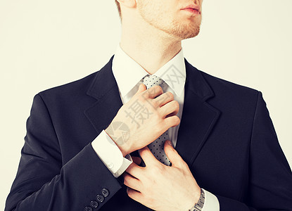 男人调整他的领带男性会议婚姻纪念日职业衣服订婚庆典工作工人背景图片