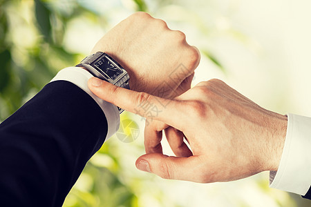 男人看着手表手腕男朋友纪念日商业商务仪式婚姻婚礼周年紧迫感图片