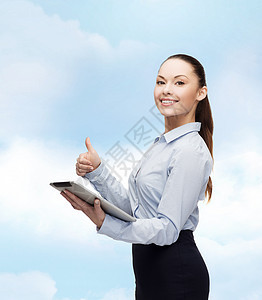 看着平板电脑的微笑着的女人拉丁商业人士药片蓝色办公室技术互联网快乐手势图片