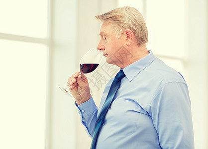 闻着红酒味的老年男子酿酒检查玻璃男人测试餐厅专家闲暇酿酒师饮料图片