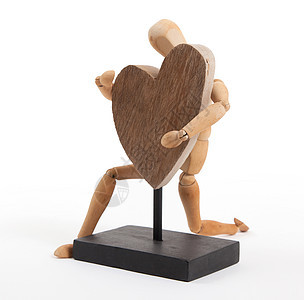 一颗胸怀大心的木制假人情人数字木头身体模型人体木偶玩具拥抱手势图片