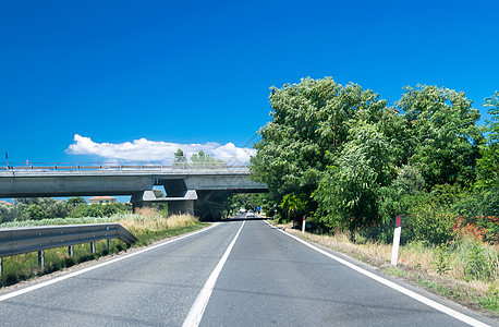 夏季农村路边公路乡村旅行沥青风景交通太阳晴天绿色草地国家图片