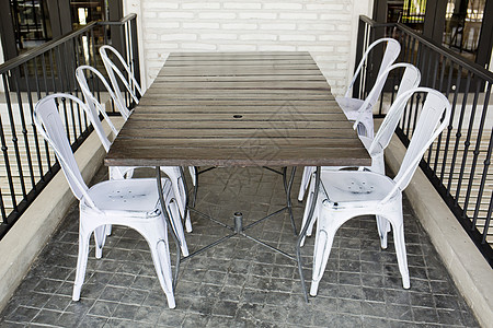 餐厅露台砖块地上的白色塑料椅 在椅子海滩木头阳台红色桌子闲暇角落背景图片