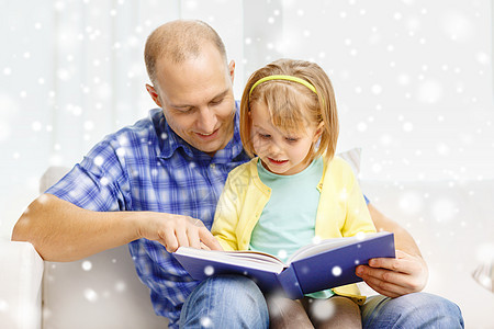 父亲和女儿在家中带着书微笑小学生学习房间教育知识女学生父母女孩故事家庭图片