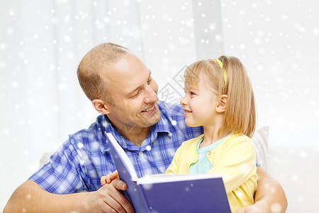 父亲和女儿在家中带着书微笑文学男人阅读幸福女学生故事家庭快乐教育青春期图片