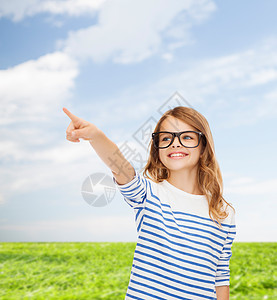 戴着眼镜的可爱小女孩 指着天空蓝色学校女孩学者教育瞳孔青春期童年指挥青少年图片