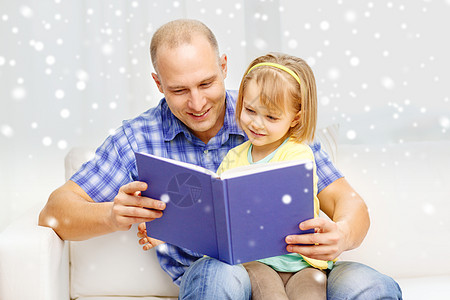 父亲和女儿在家中带着书微笑童年女孩教育故事女学生男人学前班父母幸福童话图片