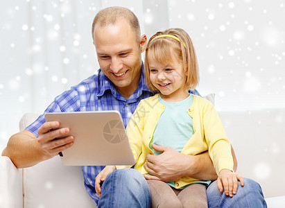 拥有平板电脑的幸福父亲和女儿开支身份男人孩子视频互联网上网技术闲暇阅读图片