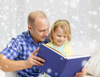 父亲和女儿在家中带着书微笑教育学习知识文学女孩童年家庭故事孩子房间图片