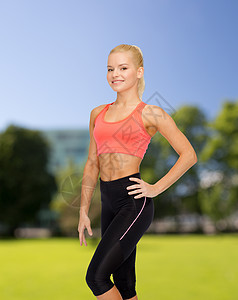 穿运动服的美丽运动妇女赛跑者肌肉女士女孩训练健身房教练优胜者公园二头肌图片