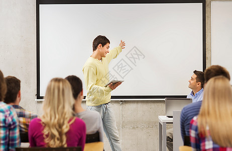 在课堂上微笑的学生和教师群体 校内木板学校青少年互联网电脑男孩们团队工具男人女性图片