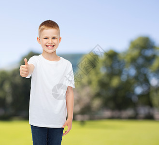 穿着白色空白T恤衫的笑着小男孩广告男生童年孩子手势绿色幸福打印青春期小学生图片