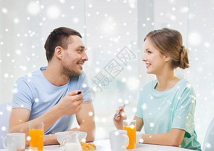 喝果汁的情侣在家吃早餐时微笑的情侣谷物杯子男人拉丁妻子果汁夫妻女士幸福女朋友背景