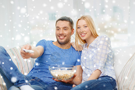 在家看着电视的情侣笑着看电视小吃男朋友夫妻女朋友幸福享受爆米花观众长椅家庭图片