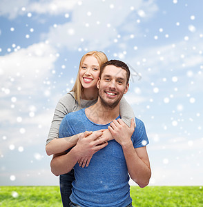 幸福的情侣在户外拥抱快乐女朋友感情亲热微笑夫妻雪花蓝色天空草地图片