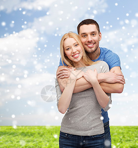 雨中拥抱幸福的情侣在户外拥抱女士蓝色男人微笑恋人亲热男朋友拉丁快乐家庭背景