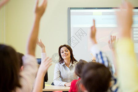 学生在课堂上举手的人群团体女孩们小学生知识女士学校童年班级老师女学生图片