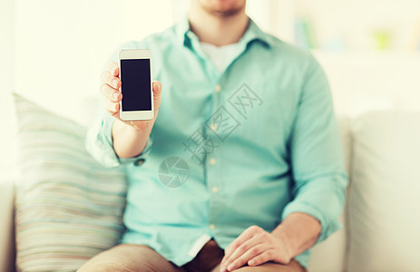 坐在家用智能手机的近身男人上网房间互联网人士黑色商业屏幕技术广告电话图片